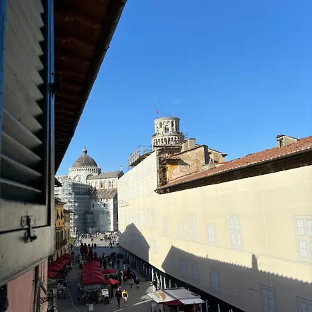 Window To The Tower פיזה